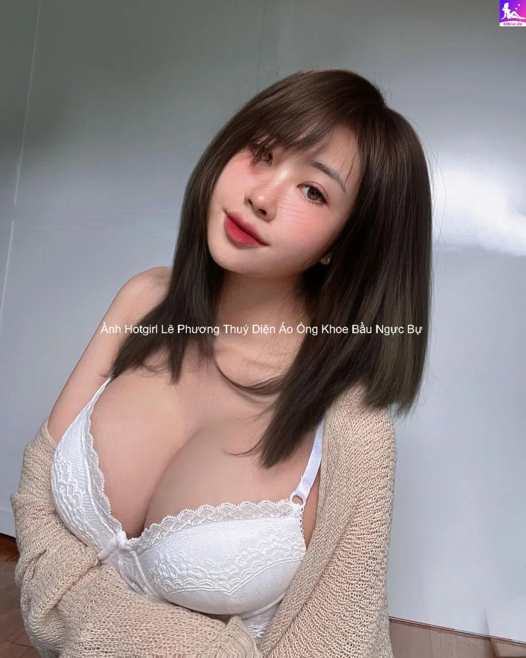 Ảnh Hotgirl Lê Phương Thuý Diện Áo Ống Khoe Bầu Ngực Bự 7